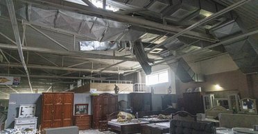 Росіяни вдарили дроном по ТЦ в Харкові: є постраждалі (фото)