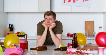 "Він так старався": вечірка юнака у стилі 80-х перетворилася на емоційну драму (фото)