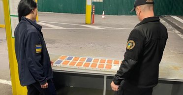 Попытка контрабанды: на границе задержали первую партию нелегальных iPhone 17 (фото)