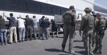 Оказались в кандалах: у США скандал с Сеулом из-за ареста работников Hyundai (видео)