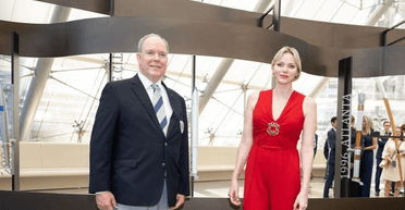 Княгиня Монако приміряла комбінезон за 117 тисяч грн (фото)