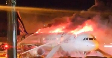 В аэропорту Южной Кореи перед взлетом загорелся самолет: эвакуировали более 170 людей (видео)