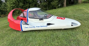 Футуристический космолет: на продажу выставили необычное серийное авто для доставки пиццы (фото)