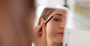 Не выдавайте свой возраст: 5 ошибок в макияже, которые подчеркивают морщины