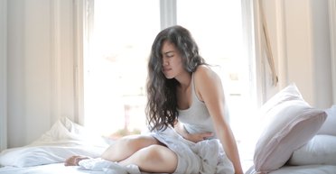 Одна вправа, яка допоможе зменшити біль під час місячних