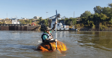 Незвичайний рекорд: чоловік вирізав із гарбуза човен і проплив на ньому понад 60 кілометрів (відео)