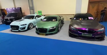 В Індонезії провели незвичайний тюнінг-захід з десятками яскравих авто (відео)