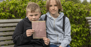 Хлопчики знайшли на пляжі пляшку з давнім посланням: про що там написано (фото)