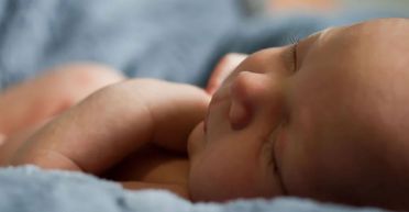 Камера показала момент, коли мама кладе дитину назад у ліжко, але є проблема (відео)