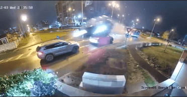 ДТП мов у бойовиках: Mercedes пролетів над перехрестям на великій швидкості (відео)