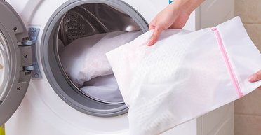 Використання спеціального пакета для прання: які речі потребують особливого догляду