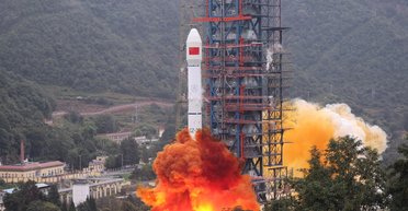 Китай провів унікальне дозаправлення супутника на висоті 35 000 км: військові у США б'ють на сполох