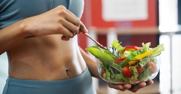 Как не набирать вес во время менопаузы: 3 противовоспалительных продукта от диетолога