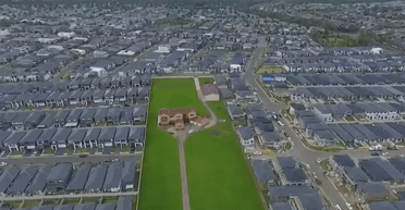 Фортеця серед новобудов: сім'я відмовилася від $50 млн і залишилася жити в самотньому особняку