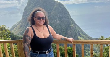 Девушка бросила работу и переехала на райский остров: в чем его плюсы (видео)