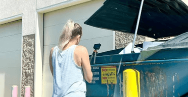 Жінка познайомилася з чоловіком у сміттєвому баку і вийшла за нього заміж (фото)