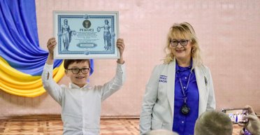 Лучше всех знает Украину: второклассник со Львовщины вошел в Книгу рекордов (фото)