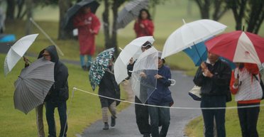 Отменено полтысячи авиарейсов. Фоторепортаж: тайфун Тапа парализовал движение в Японии