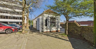 У Британії туалет на парковці перетворили на житловий будинок і виставили на продаж (фото)