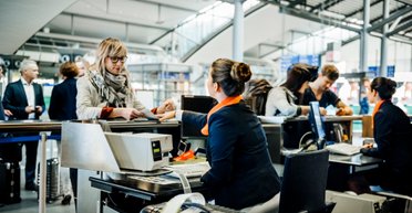 "Завжди сідаю в літак останньою": мандрівниця поділилася унікальною порадою (відео)