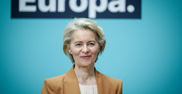 Урсула фон дер Ляйен оказала первую помощь пассажиру на борту самолета