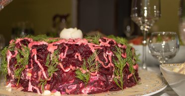 Свежий и вкусный: рецепт простого салата из свеклы и тунца