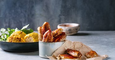 Хрустящие снаружи и нежные внутри: как приготовить куриные крылышки (видео)