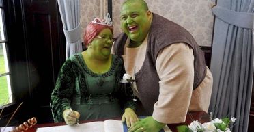 "Позеленіли від щастя": гості на весіллі розсміялися, побачивши вбрання молодят (фото)