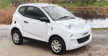 Во Франции создали городской электрокар за 12 500 евро: управлять им можно без прав (фото)