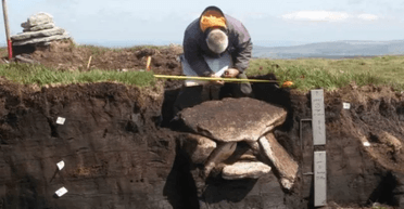 В Англии из-под земли появилась погребальная камера бронзового века: что в ней нашли
