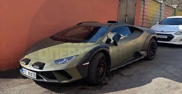 Для наших дорог: в Украину привезли уникальный внедорожный суперкар Lamborghini (фото)