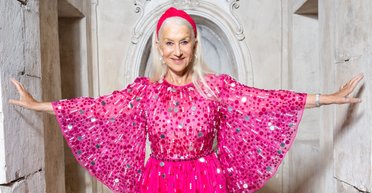 В ярком платье с цветочным принтом: 77-летняя Хелен Миррен сходила на ужин с мужем (фото)