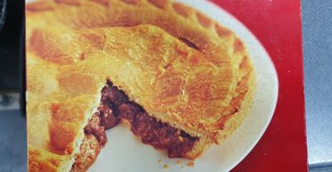 "Не може бути": чоловік помітив курйозну деталь, розігріваючи пиріг від мами (фото)