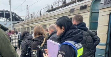 Умер 12-летний мальчик, которого ударило током на крыше электрички в Киеве