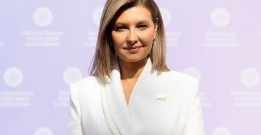 Елена Зеленская в элегантном белом образе встречала гостей на Саммите первых леди и джентельменов
