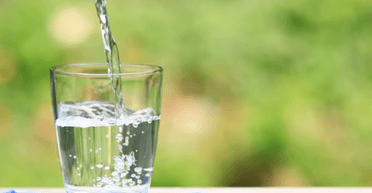 Чи можна запивати їжу: звичка, яка є у багатьох