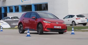 Электрокар Volkswagen ID.3 не справился со сложным тестом на управляемость (видео)