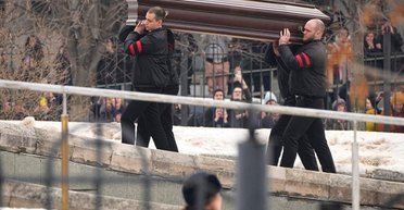 Саундтрек из "Терминатор-2" и первые задержания: как хоронили оппозиционера Навального (видео)