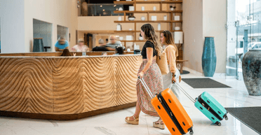 Дві туристки зупинилися в одному номері: знахідка посеред кімнати їх вразила (відео)