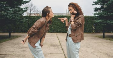 Как распознать "энергетического вампира": 6 признаков того, что вы высасываете жизнь из своих друзей