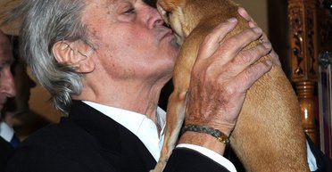 Смерть Алена Делона: актор просив поховати його на кладовищі для собак