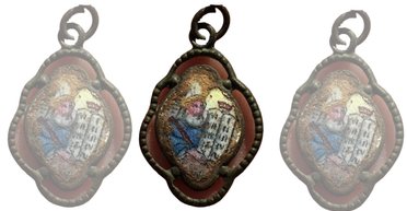 Подвески и женские заколки. В лагере смерти Собибор найдены личные вещи жертв Холокоста (фото)