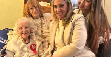 "Прожила чудове життя": 104-річна жінка розказала, що їсть та п'є кожного дня (фото)