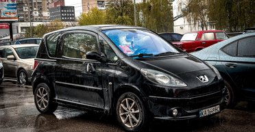 Французький креатив: у Києві помітили найоригінальніше міське авто 2000-х (фото)