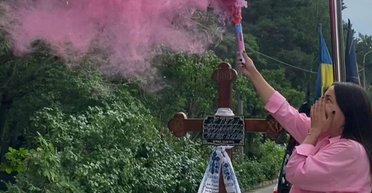 Обещала, что узнают вместе: вдова устроила гендер-пати возле могилы любимого (фото)