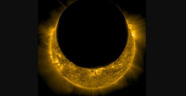 Лунные горы во всей красе: зонд NASA сделал снимок солнечного затмения вблизи (фото)