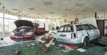 В Германии нашли заброшенный автосалон с машинами внутри (видео)