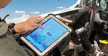 Пилот F-22 впервые управлял дроном-помощником из кабины самолета: как это возможно (фото)