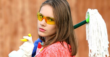 "Это безумие": уборщица рассказала, почему после мытья полов они остаются грязными (видео)