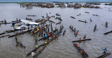 Пілот зустрів в джунглях людей, які не знають, що таке електрика: як вони живуть (фото)